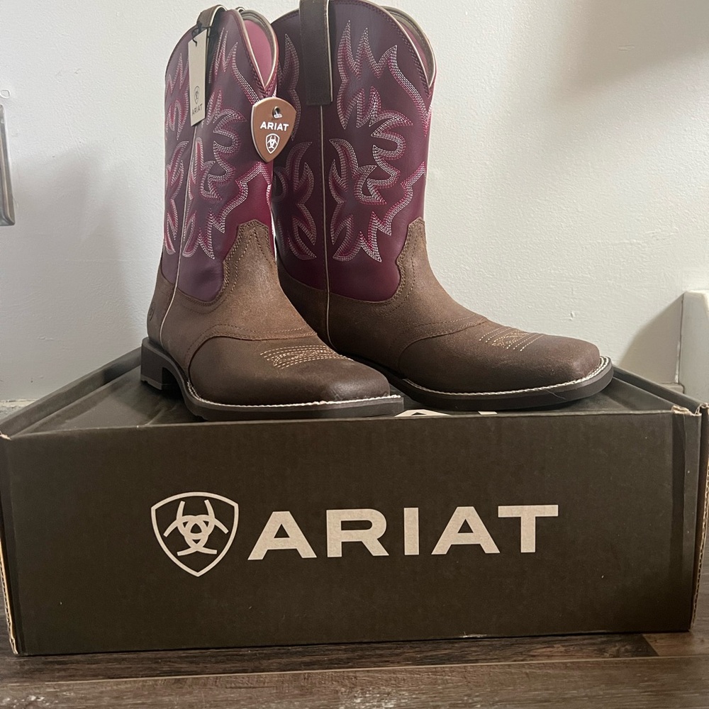 NWT ARIAT Women's Delilah Western Boots Size 8.5
